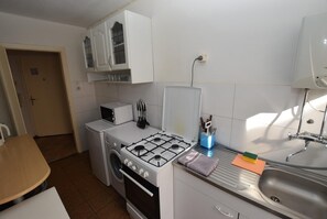 Fridge, stovetop, coffee/tea maker, cookware/dishes/utensils - AB Apartment 42 near Cannstatter Wasen (Stuttgart)