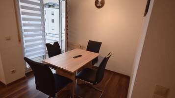 Apartment, 2 Schlafzimmer (72-00) | Essbereich im Zimmer