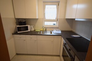 Kühlschrank, Mikrowelle, Herdplatte, Wasserkocher mit Kaffee-/Teezubehör