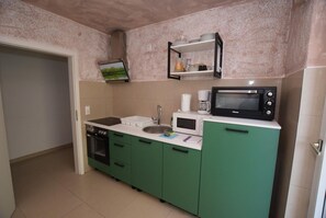 Kühlschrank, Herdplatte, Wasserkocher mit Kaffee-/Teezubehör