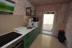 Kühlschrank, Herdplatte, Wasserkocher mit Kaffee-/Teezubehör