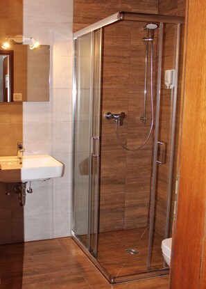 Standard Double Room, 1 Queen Bed | Bathroom | Towels
