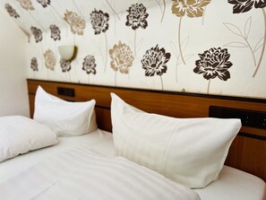 办公桌、笔记本电脑工作区、免费 WiFi、床单