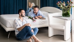خزنة داخل الغرفة ومكتب وستائر تعتيم وتجهيزات عازلة للصوت