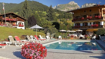 Una piscina al aire libre de temporada