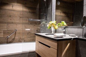 Panorama-dobbeltværelse | Badeværelse | Gratis toiletartikler, hårtørrer, håndklæder