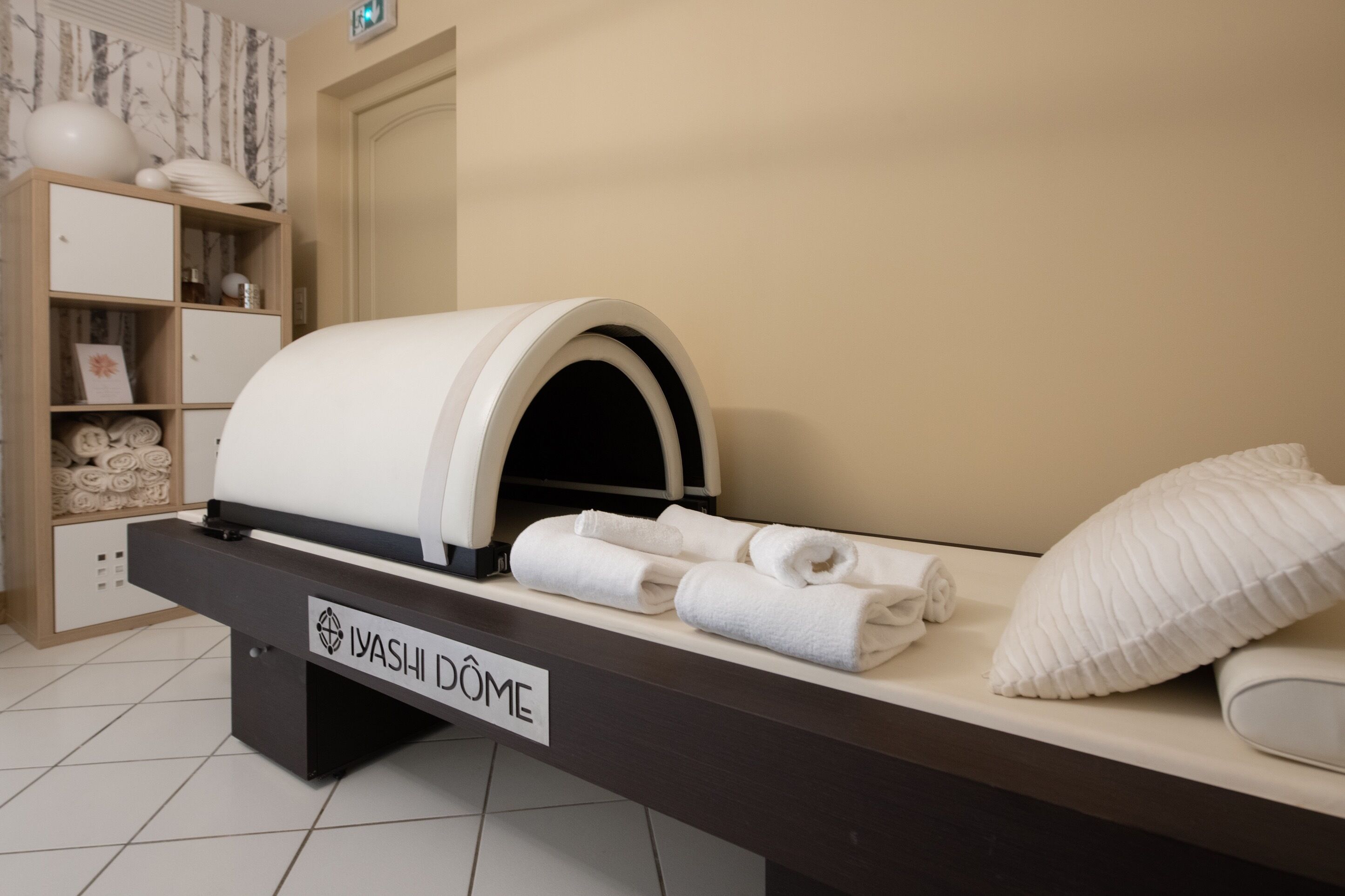 A spa room with a sauna, towels, and a sign reading "IVASHI DOME".