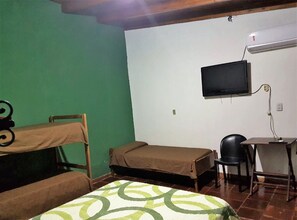 Habitación familiar | Escritorio, wifi gratis, ropa de cama y accesible en silla de ruedas