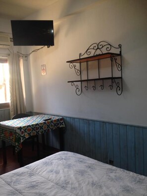 Escritorio, wifi gratis, ropa de cama y acceso para silla de ruedas
