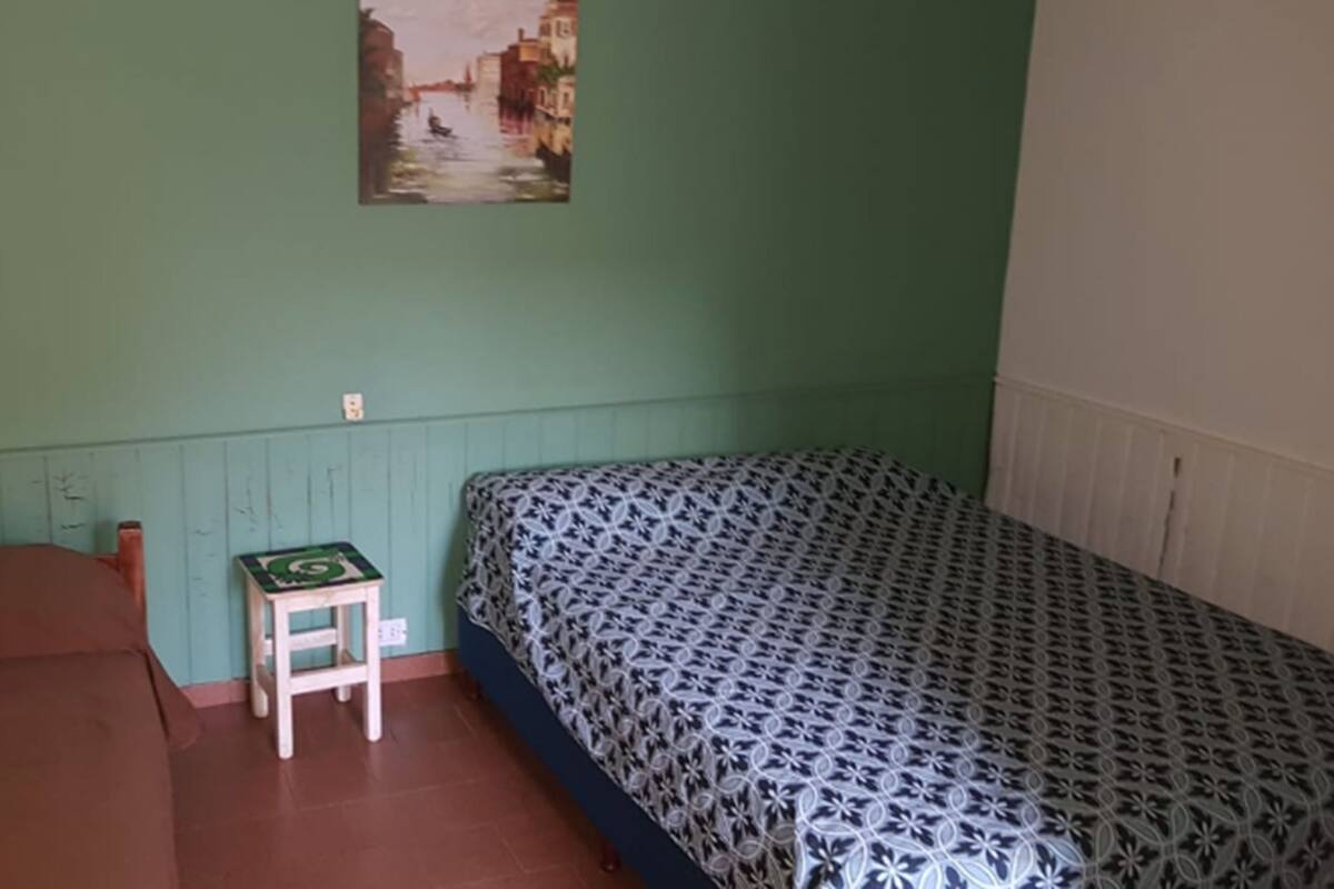 Escritorio, wifi gratis, ropa de cama y acceso para silla de ruedas
