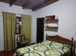 Habitación doble estándar, 1 cama matrimonial, para no fumadores | Escritorio, wifi gratis, ropa de cama y acceso para silla de ruedas