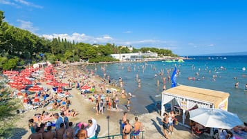 Perto da praia, espreguiçadeiras, guarda-sóis, 3 bares na praia