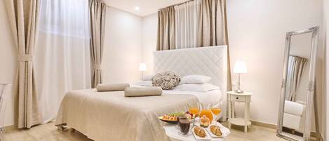 مكتب ومساحة عمل للكمبيوتر المحمول ومكواة/لوح كي وواي فاي مجانًا