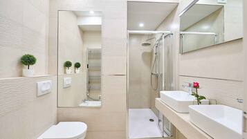 Double room 106 | Bathroom | Shower, rainfall showerhead, free toiletries, hair dryer