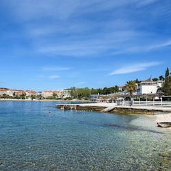 Plage à proximité, chaises longues, parasols, 3 bars de plage
