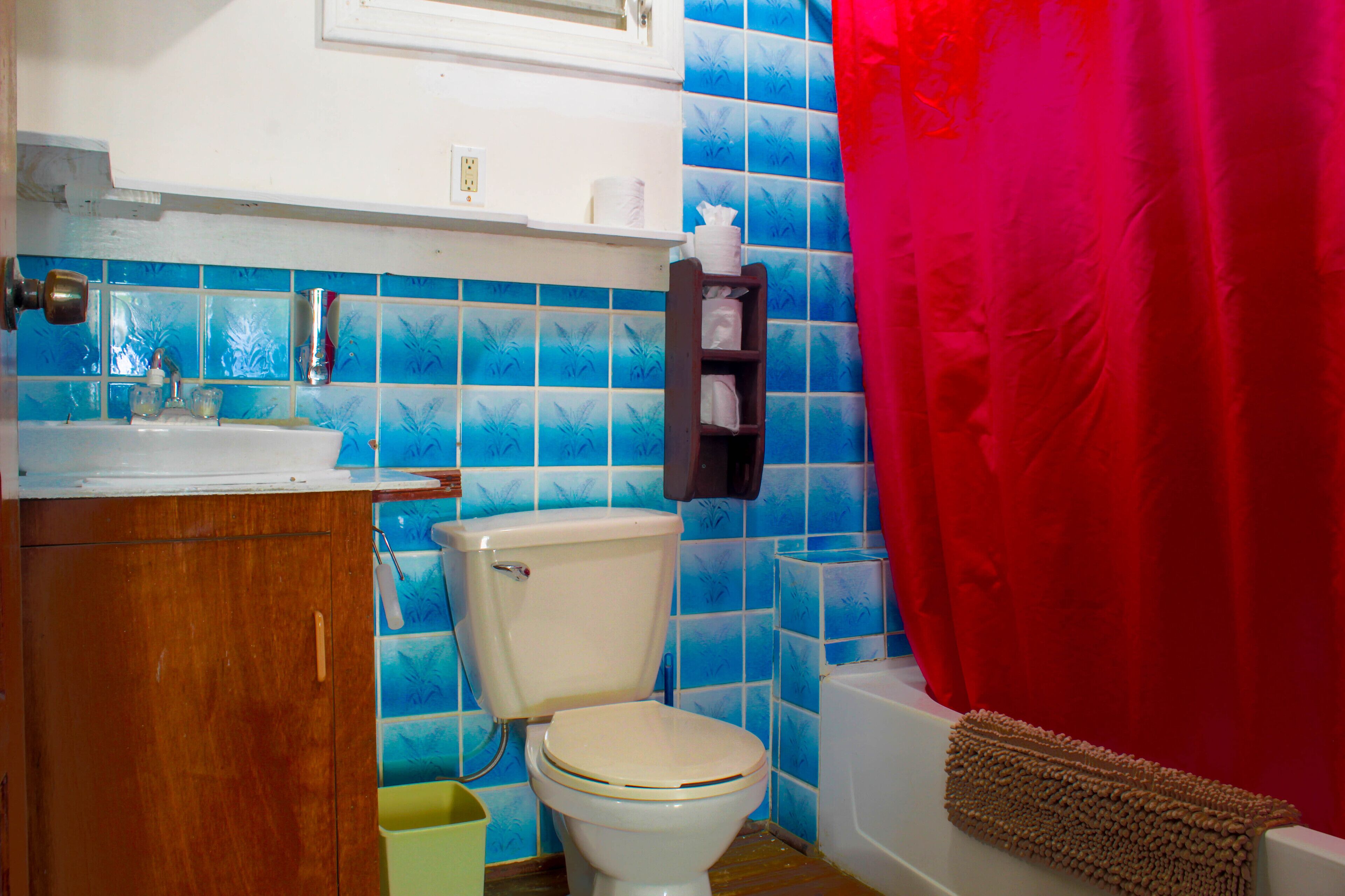 A bathroom with a toilet, sink, and bathtub.