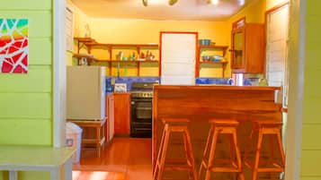 Appartement Affaires, 2 chambres, cuisine, vue partielle sur la mer | Cuisine privée | Réfrigérateur, four à micro-ondes, cafetière-théière