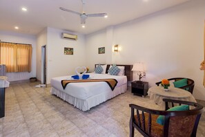 1 غرفة نوم وأغطية فراش متميزة وخزنة داخل الغرفة وبديكورات فريدة لكل غرفة