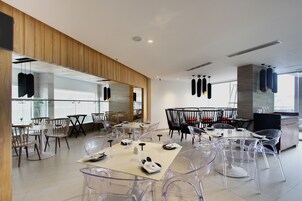 Daily buffet breakfast (INR 923 per person)