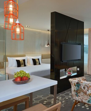 Minibar, caja de seguridad en la habitación y decoración personalizada 