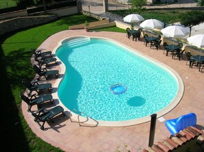 Piscine extérieure, parasols de plage, chaises longues