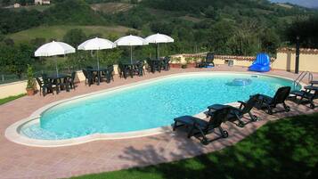 Außenpool, geöffnet von 08:00 Uhr bis 19:00 Uhr, Sonnenschirme