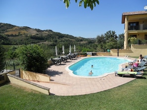Piscina externa, funciona das 8h às 19h, guarda-sóis, espreguiçadeiras