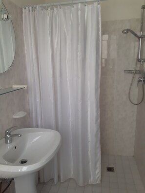 Habitación doble familiar, baño privado | Baño | Regadera, secadora de cabello, bidet electrónico, toallas 