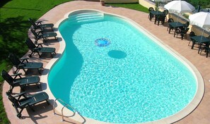 Piscine extérieure, parasols de plage, chaises longues