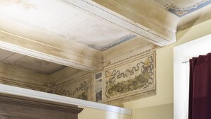 A room with a high ceiling, decorative moldings, and a fireplace. - Villa Archi (Faenza)