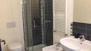 Superior-Doppel- oder -Zweibettzimmer | Badezimmer | Dusche, kostenlose Toilettenartikel, Haartrockner, Hausschuhe