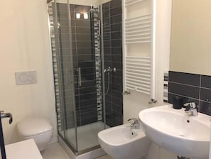 Superior Double or Twin Room | Bathroom | Shower, free toiletries, hair dryer, slippers - Villa Archi (Faenza)