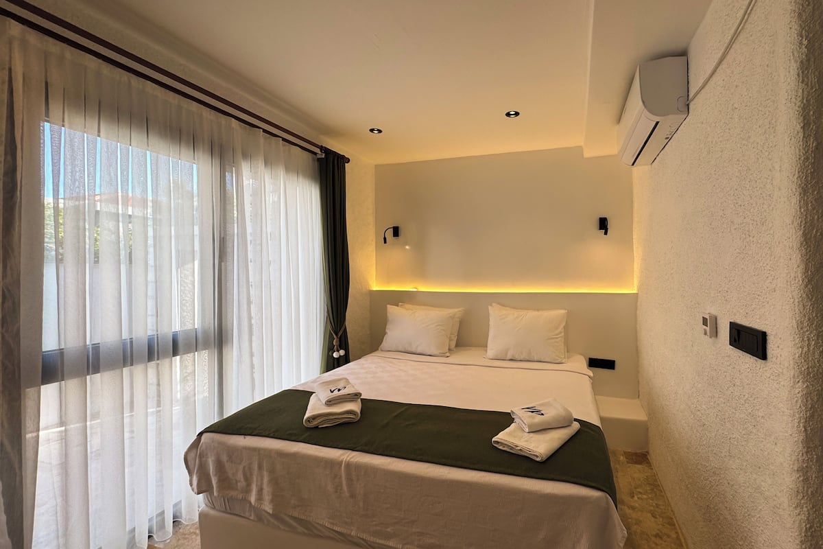 Design Room | Premium bedding, minibar, desk, laptop workspace