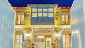 住宿正面 - 傍晚/夜晚