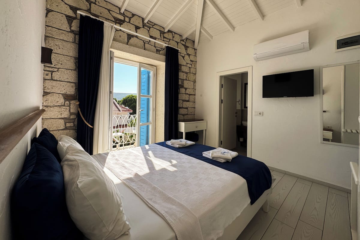 Premium bedding, down duvets, minibar, individually decorated