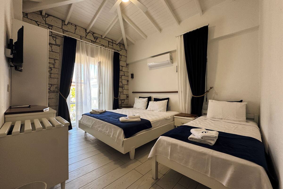 superior triple room | 1 bedroom, premium bedding, minibar, desk