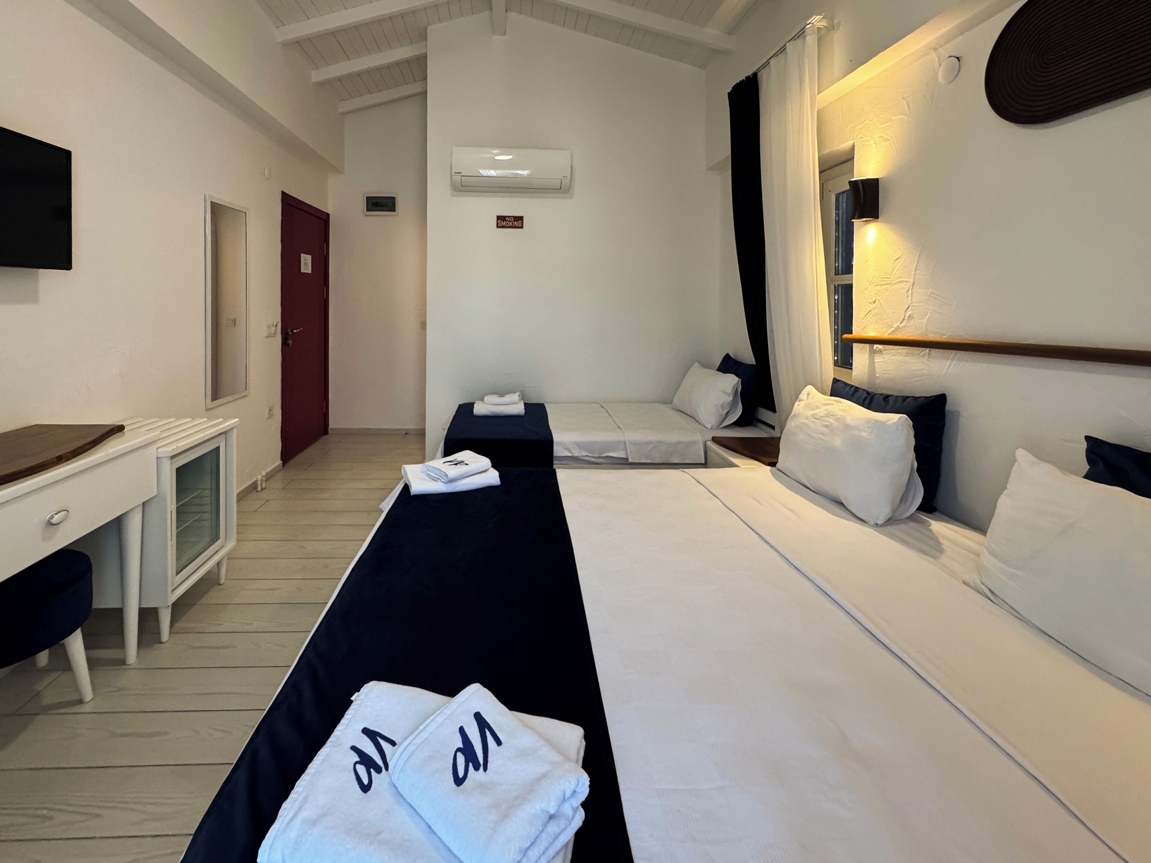 standard triple room | 1 bedroom, premium bedding, minibar, desk