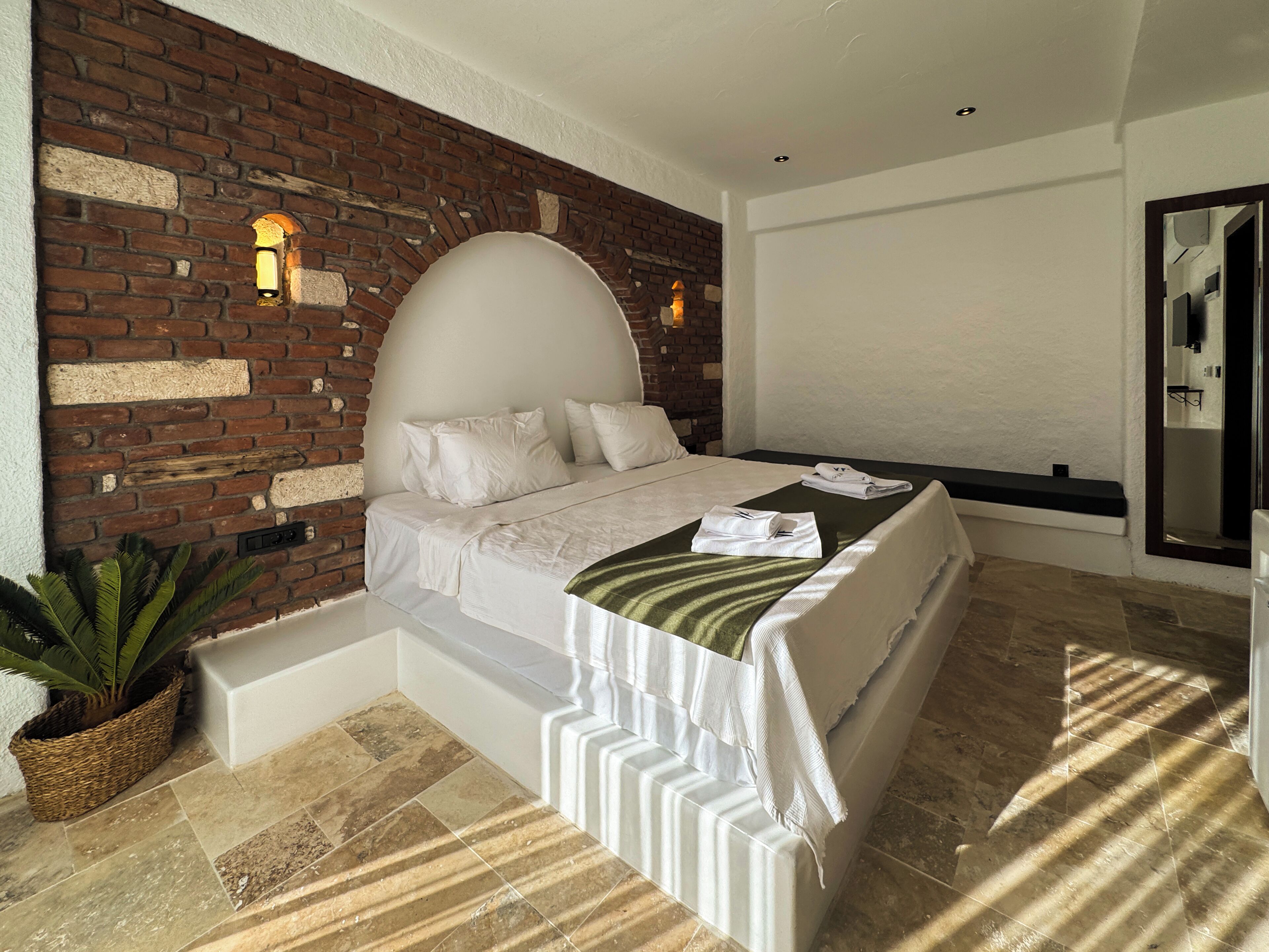 Bộ đồ giường cao cấp, chăn bông, minibar, trang trí khác biệt 