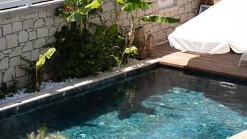 室外游泳池,10:30 至 20:00 开放,池畔遮阳伞,日光浴躺椅