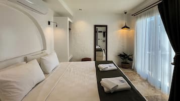 Ropa de cama de alta calidad, cubrecamas y minibar