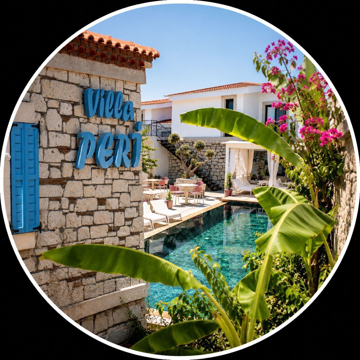 Un edificio de piedra con piscina, mobiliario exterior y plantas tropicales.
