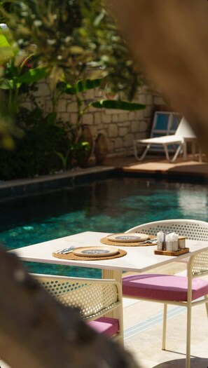 Piscine extérieure, parasols de plage, chaises longues