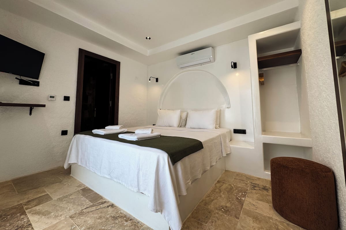 Premium bedding, down duvets, minibar, individually decorated