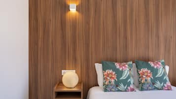 Quarto casal standard, 1 cama Queen | Escrivaninha, cortinas blackout, Wi-Fi de cortesia, roupa de cama