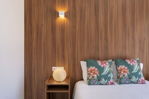 Dobbeltrom – standard, 1 queensize-seng | Skrivebord, blendingsgardiner, wi-fi (inkludert) og sengetøy