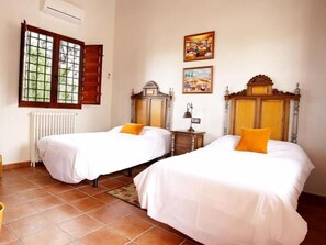 Individually decorated, individually furnished, soundproofing - Hospedería Casa De La Campana (Cieza)