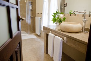 Free toiletries, hair dryer, bidet, towels - Hospedería Casa De La Campana (Cieza)