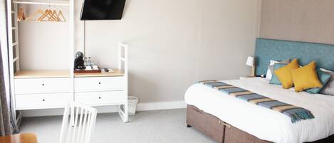 Een kluis op de kamer, een bureau, verduisterende gordijnen