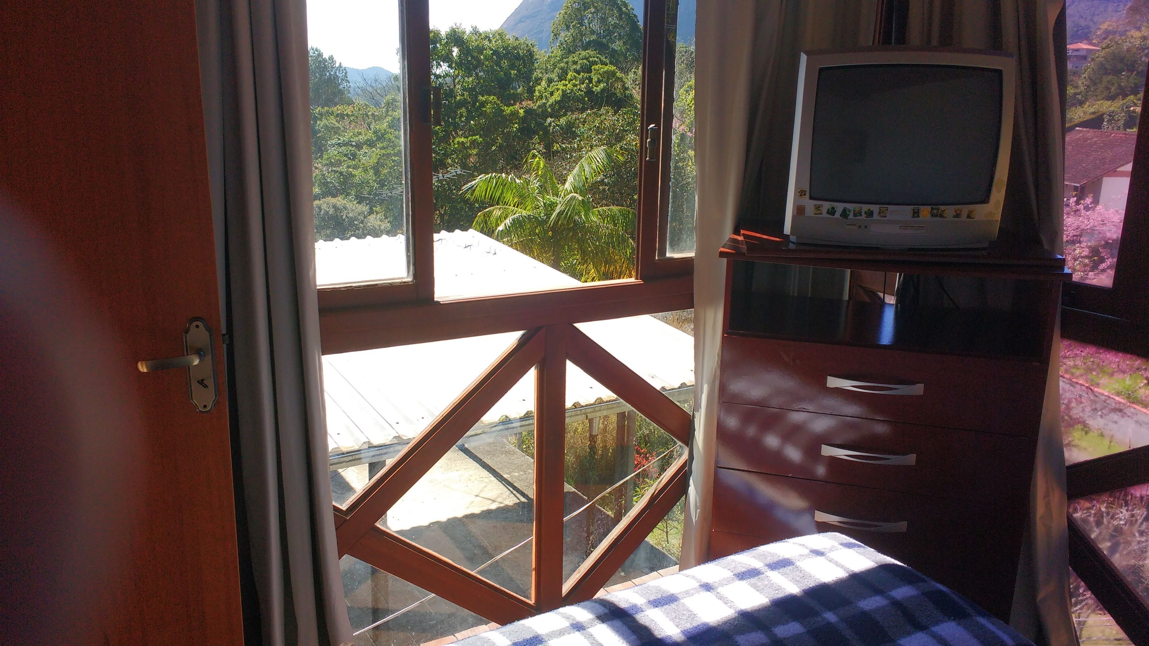 Quarto casal, banheiro compartilhado | Cortinas blackout, Wi-Fi de cortesia, roupa de cama