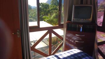 Quarto casal, banheiro compartilhado | Cortinas blackout, Wi-Fi de cortesia, roupa de cama